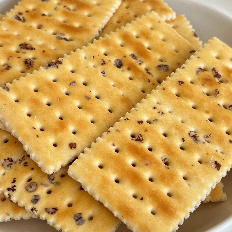 Rug og havsalt bruskjeks